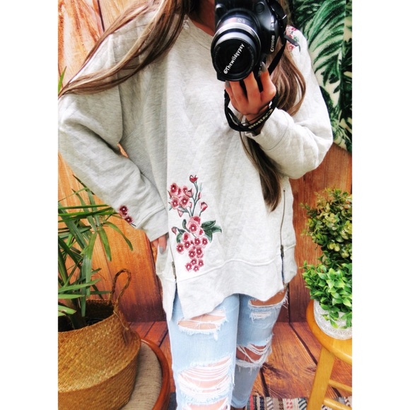 Sweaters - Cozy oversized embroidered quilted sweater 🍃